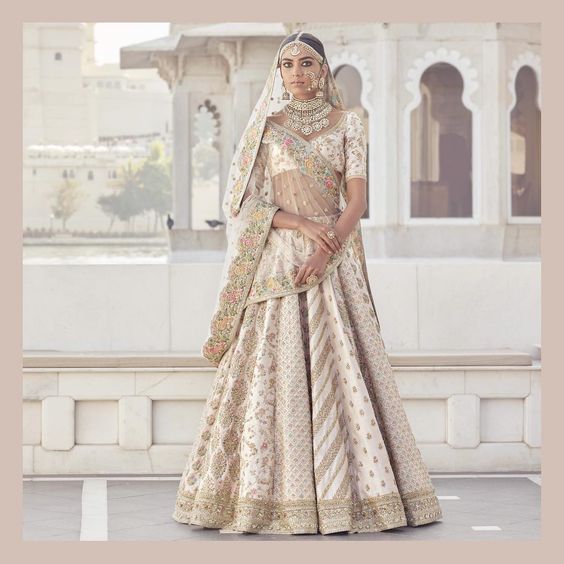 Cream Semi Stitched Designer Wedding Wear Lehenga Choli, 2.5 Meter at Rs  5999 in Surat